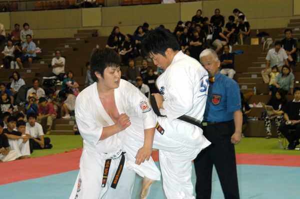 「一般の部」決勝戦。力と力、気迫と気迫がぶつかり合う熱戦を展開。決着は再延長戦までもつれ込んだが、岡田秀一(右)の最終攻勢が立石達也(左)を後退させ大接戦にピリオドが打たれた。