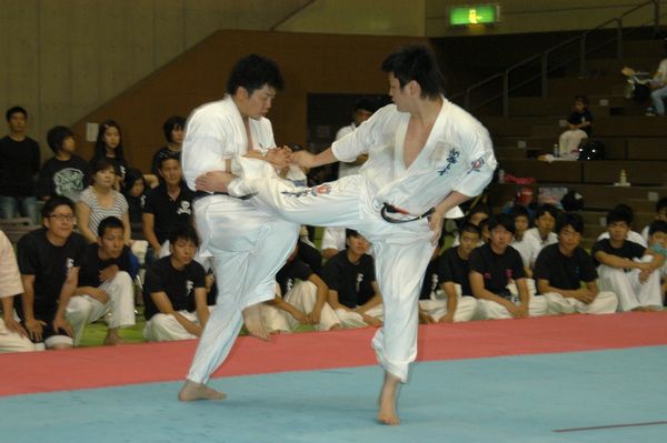 立石(右)は恵まれた体格を活かしたパワー戦法に加え、回転系・上段系の多彩な蹴り技も得意とし、岡田(左)をもう一歩のところまで追いつめた。