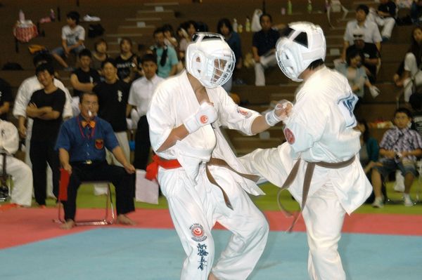 「高校生の部」決勝戦。序盤、勝又隆貴(左)が連打で攻め込んだが、釜堀竜希(右)は効かせる左下突きで冷静に応戦。延長戦終盤、勝又の動きが止まり判定5-0で釜堀が勝利を掴む。