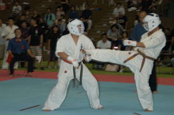 「高校生の部」3位決定戦、筒井政徳(左)と犬塚義貴(右)の対戦。本戦終盤、犬塚がパワーラッシュを仕掛け、5-0の判定勝ちを収めた。