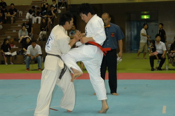 昨年王者・浅野英樹(左)と岡田秀一(右)が準決勝第二試合で激突!浅野が真っ向勝負を挑み、壮絶な打ち合いを展開。本戦後半、岡田がラッシュで浅野を追い込み、5-0の判定勝利。