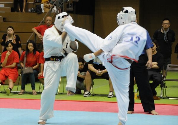 「高校生の部」決勝戦。序盤、犬塚(右)が連打で攻勢に出るが(右)大坪はこれをステップワークで捌き、中盤に上段廻し蹴りを決めた。