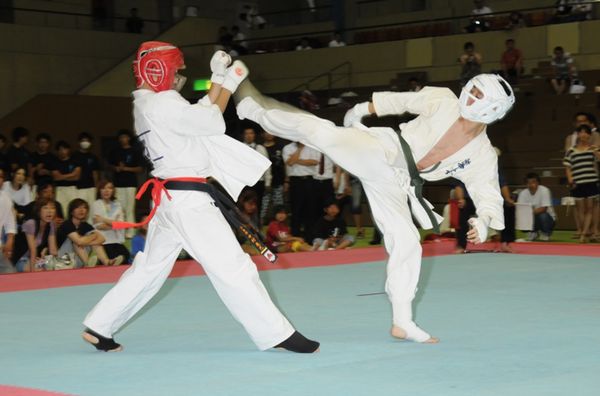 高校生の部・三位決定戦　試合終了間際、平野（右）の上段回し蹴りが中村（左）の顔面を捉え、これがポイントとなった