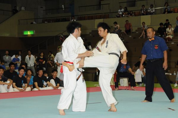 一般の部・準決勝①　延長戦、浅野（右）が突きと蹴りのラッシュで岡田（左）を追い込み、3-0で接戦を制した