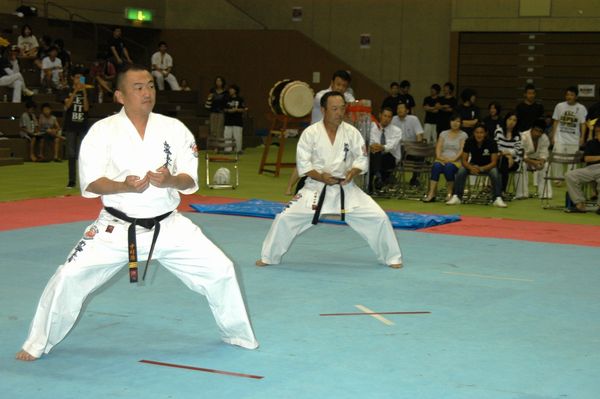 内田一郎（右）・中村浩（左）両師範代による型の演武、「征遠鎮」