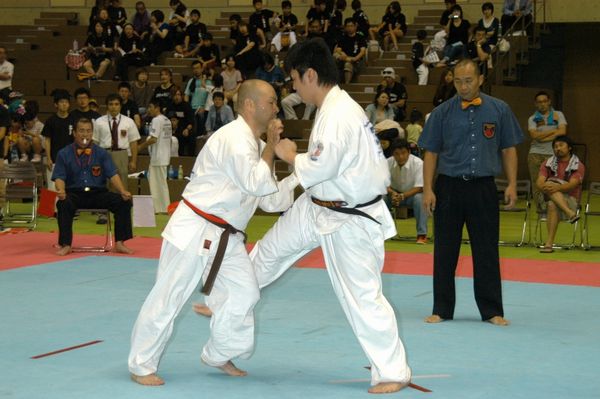 準決勝第一試合、野崎元基（左）と立石達也（右）の対戦。強豪・山田泰紀を破り勢いに乗る野崎を立石がパワーで封じ込め本戦５－０で勝利。