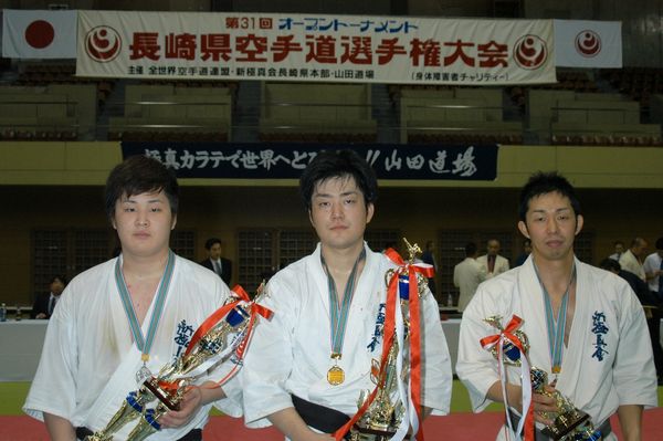 「一般の部」入賞者。左から準優勝・立石達也、優勝・岡田秀一、三位・浅野英樹。