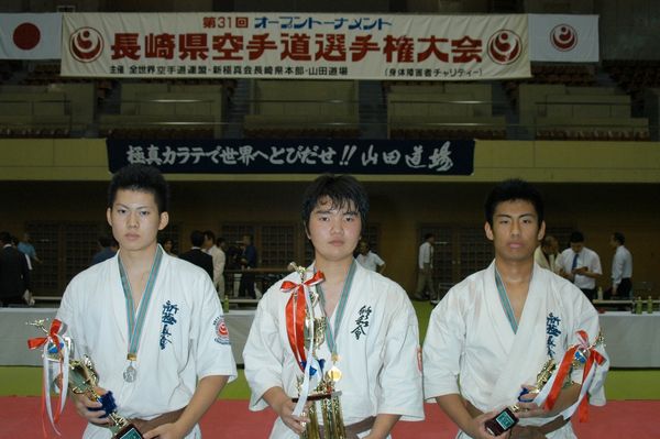 「高校生の部」入賞者。左から準優勝・勝又隆貴、優勝・釜堀竜希、三位・犬塚義貴。