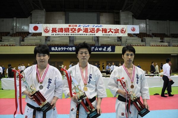 「一般の部」入賞者。左から準優勝・立石達也、優勝・岡田秀一、三位・村中勇一。