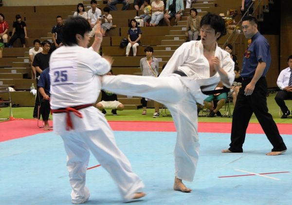 「一般の部」決勝戦は昨年と同じ岡田(右)・立石(左)両雄の対戦。両者全力を出しつくした熱戦は体重判定へともつれ込んだ。