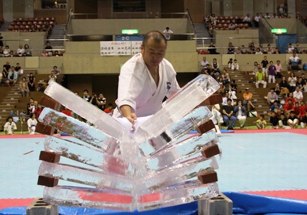 中村師範代による「手刀氷柱割り」の演武。