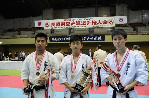 「高校生の部」入賞者。左から準優勝・犬塚義貴、優勝・大坪裕希、三位・立石大樹。